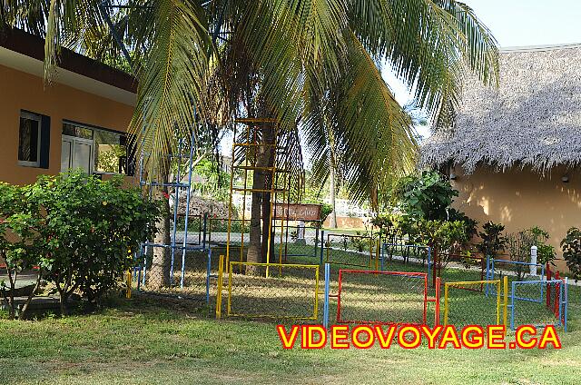 Cuba Varadero Be Live Experience Las Morlas Un patio de juegos con algunos juegos.