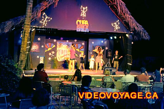 Cuba Varadero Be Live Experience Las Morlas La mini disco en la noche, con 5 niños y 2 profesores.