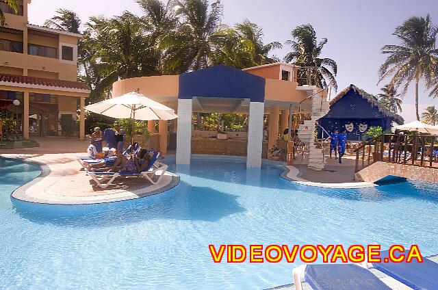 Cuba Varadero Be Live Experience Las Morlas Le bar de la piscine offre un comptoir dans la piscine et un hors piscine.