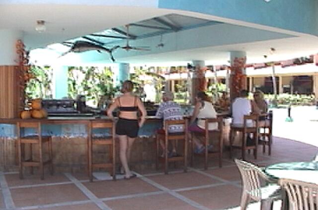 Cuba Varadero Be Live Experience Las Morlas El bar de la piscina en el año 2006, el contador fuera de la piscina era muy similar también.