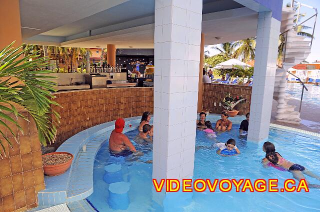 Cuba Varadero Be Live Experience Las Morlas Le bar dans la piscine avec quelques sièges dans la piscine.