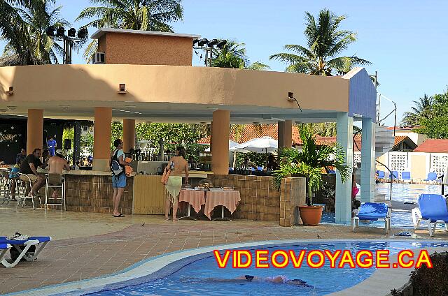 Cuba Varadero Be Live Experience Las Morlas Le comptoir hors piscine du bar de la piscine peut offrir des collations aussi en après-midi.