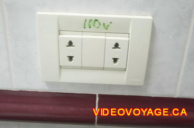 Cuba Varadero Be Live Experience Las Morlas Une prise de courant de 110 volts dans la chambre de bain, qui permet de connecter différents types de prises de courant.