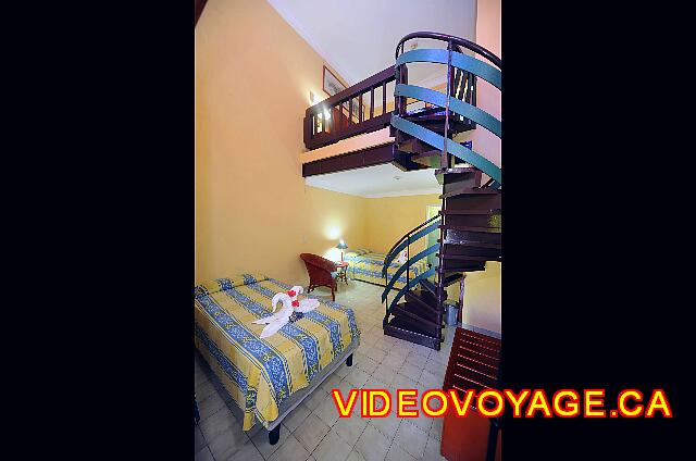 Cuba Varadero Be Live Experience Las Morlas A l'entrée de la chambre, nous pouvons voir les deux niveaux avec l'escalier.