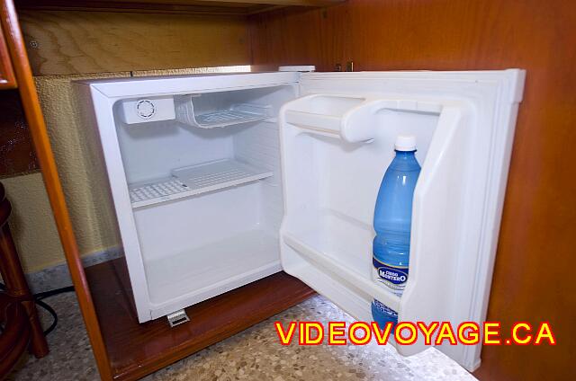 Cuba Varadero Be Live Experience Las Morlas The fridge in the makeup allows some soundproofing. A freezer section is available. A bottle of water is included.