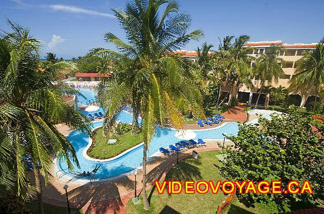 Cuba Varadero Be Live Experience Las Morlas Una pequeña piscina en el centro del patio del hotel.