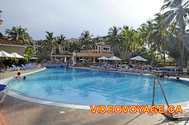 Cuba Varadero Be Live Experience Las Morlas En fin de journée, l'extrémité de la piscine, avec plusieurs chaises longues et parasols...