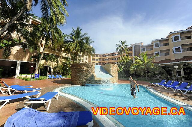 Cuba Varadero Be Live Experience Las Morlas Une petite chute d'eau au début de la piscine.