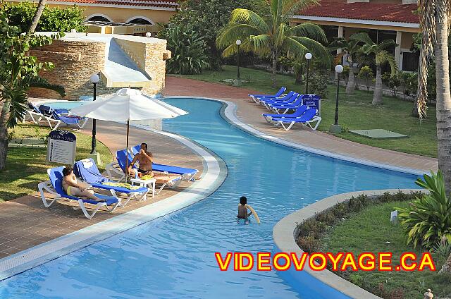 Cuba Varadero Be Live Experience Las Morlas Des chaises et des parasols autours de la piscine.