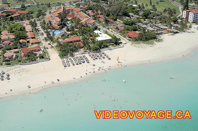 Cuba Varadero Be Live Experience Las Morlas Une photographie aérienne de la plage assez profonde, plus de 50 mètres.  Un sable blanc, une pente faible pour entrer dans la mer, plus de 44 palapas.