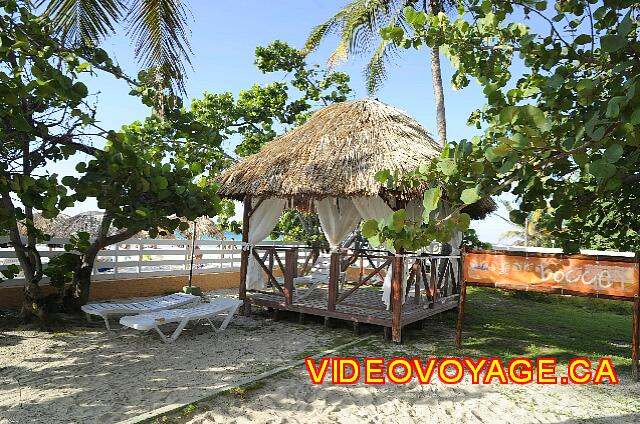 Cuba Varadero Be Live Experience Las Morlas Un gazebo sur le bord du mur de la plage.