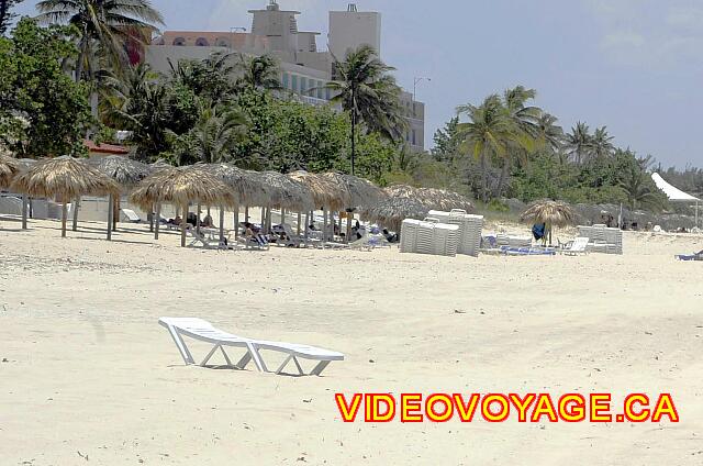 Cuba Varadero Be Live Experience Las Morlas Une grande quantité de chaises longues sur la plage...