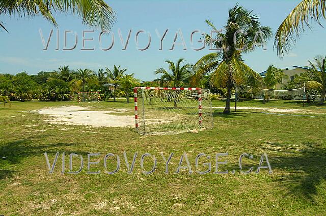 Cuba Varadero Be Live Experience Turquesa Un terrain de soccer et un terrain de volleyball.