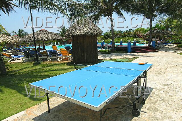 Cuba Varadero Be Live Experience Turquesa Une table de ping-pong sur la terrasse de la piscine.