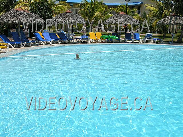 Cuba Varadero Be Live Experience Turquesa De nombreux parasols et chaises longues autour de la piscine.