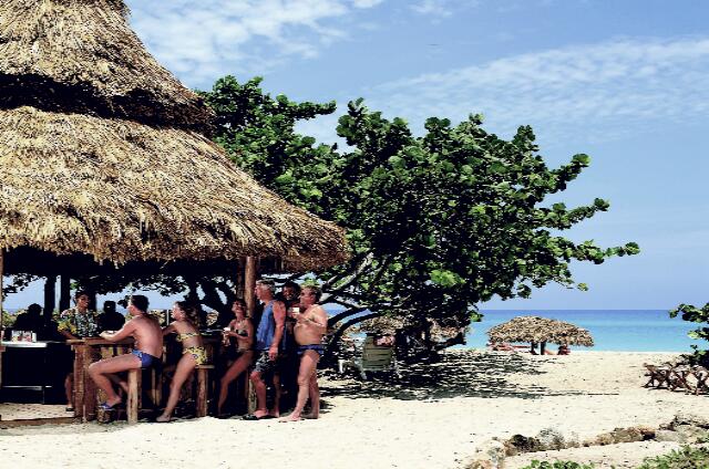 Cuba Varadero Be Live Experience Turquesa Avec le bar sur la plage.