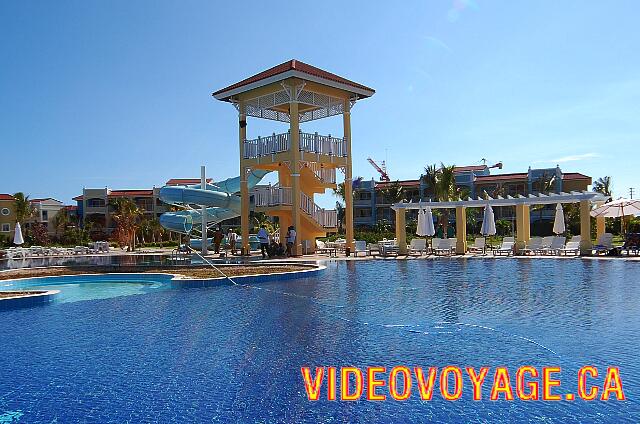 Cuba Varadero Memories Varadero Beach Resort Una torre con un tobogán de agua en la piscina principal.
