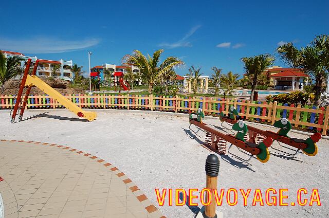 Cuba Varadero Memories Varadero Beach Resort Algunos juegos en la arena y rodeado por una valla.