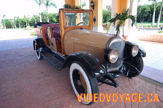 Cuba Varadero Memories Varadero Beach Resort En la entrada del hotel se puede alquilar un coche viejo.