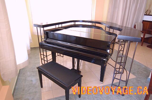 Cuba Varadero Memories Varadero Beach Resort Un piano con un contador de alrededor de ...