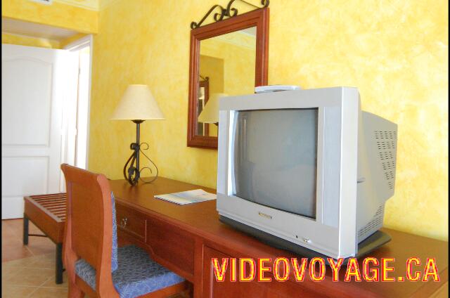 Cuba Varadero Memories Varadero Beach Resort Le téléviseur avec la tlécommande.