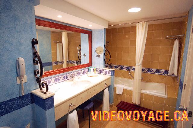 Cuba Varadero Memories Varadero Beach Resort La chambre de bain de moyenne dimension. Un téléphone dans la chambre de bain, une autre caractéristique qui se retrouve normalement dans un hôtel de catégorie 5 étoiles.