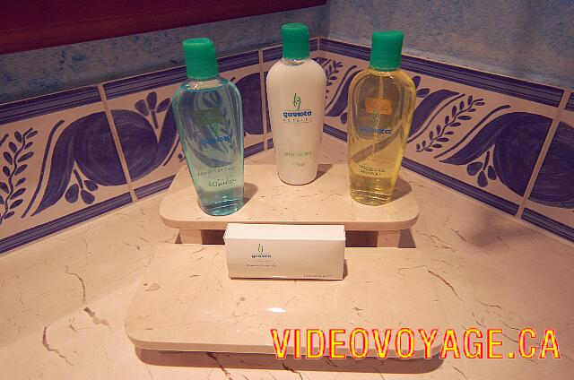 Cuba Varadero Memories Varadero Beach Resort Des bouteilles de shampooing, body lotion, bath foam et un bonnet de douche.