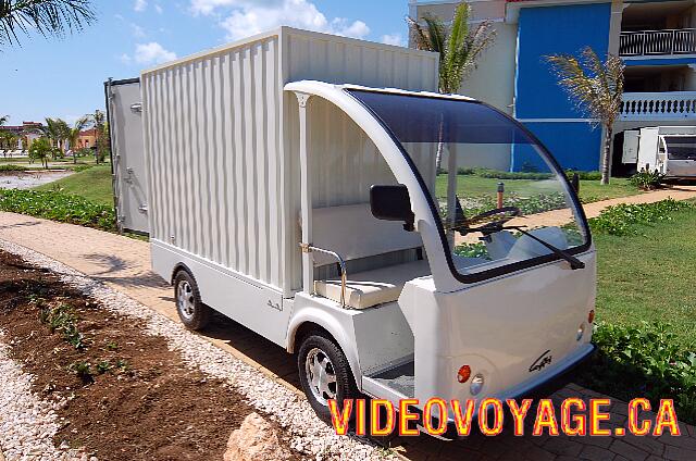 Cuba Varadero Memories Varadero Beach Resort Le complexe étant très grand, des petits camions font le transport des marchandises sur le site.