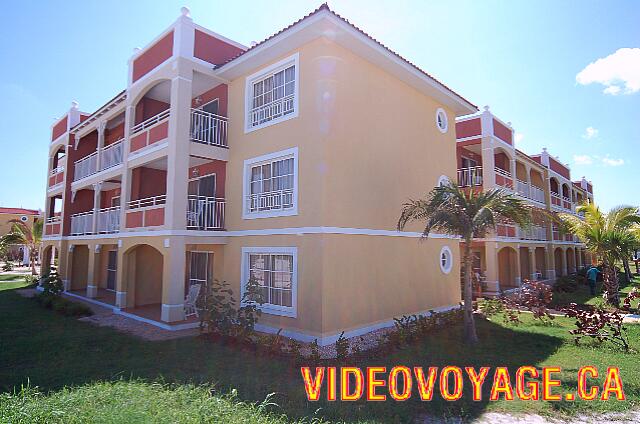 Cuba Varadero Memories Varadero Beach Resort Un des batiments avec des chambres vue sur la mer. A gauche des suites avec vue sur la mer. A droite les chambres standard avec une vue partielle de la mer.