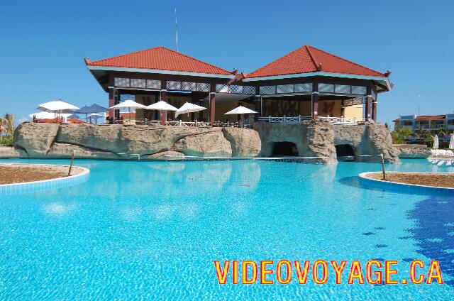 Cuba Varadero Memories Varadero Beach Resort Le bar dans la piscine à droite, au dessus un grand snack bar.