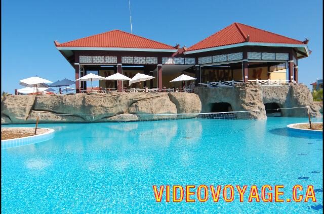 Cuba Varadero Memories Varadero Beach Resort Un long fillet de volleyball dans la piscine.