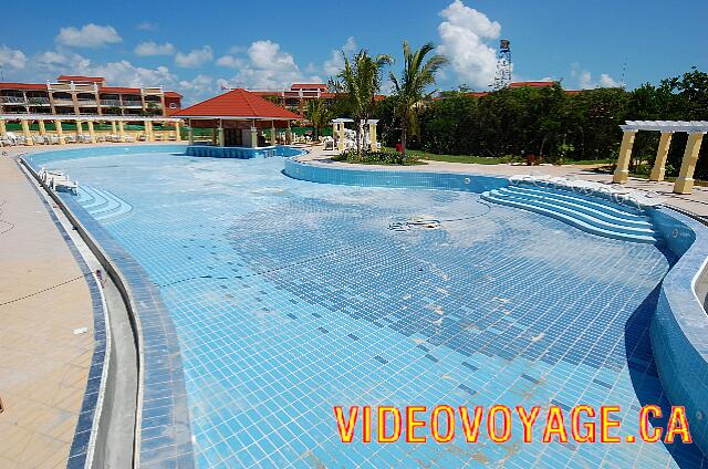 Cuba Varadero Memories Varadero Beach Resort La deuxième piscine près du Lobby n'était pas terminé lors de notre passage. Un bar dans la piscine.