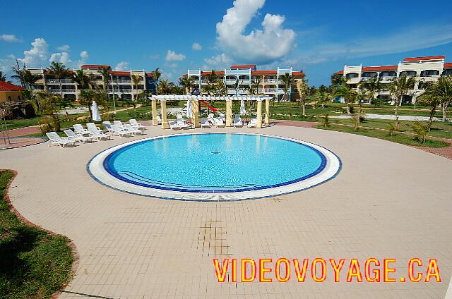 Cuba Varadero Memories Varadero Beach Resort Une piscine pour enfant près de la piscine principale.