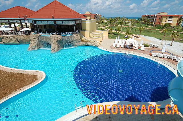 Cuba Varadero Memories Varadero Beach Resort Avec le bar dans la piscine, une chute d'eau en avant du bar.