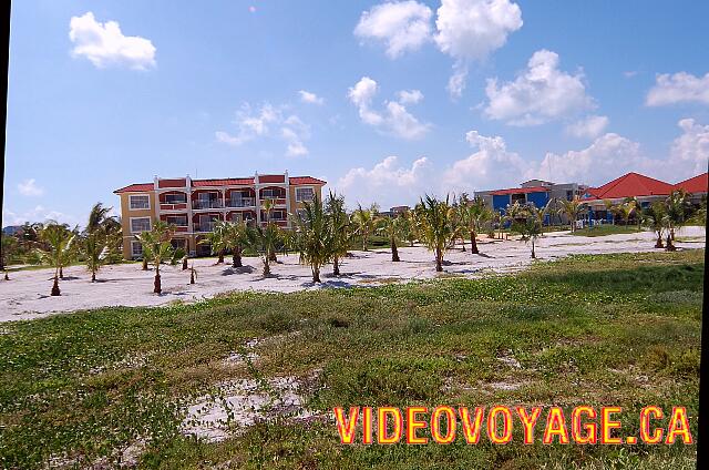 Cuba Varadero Memories Varadero Beach Resort Left one of buildings that habritent rooms. The rooms with sea view are mostly suites. Right, the beach restaurant. There are more than 100 meters between the beach and the beginning of the hotel.