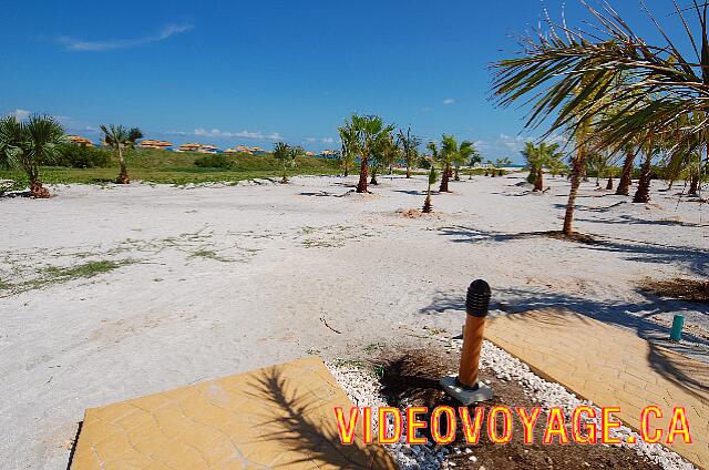 Cuba Varadero Memories Varadero Beach Resort La acera termina a más de 100 metros de la playa. Esto hace difícil acceso para las personas con discapacidad.