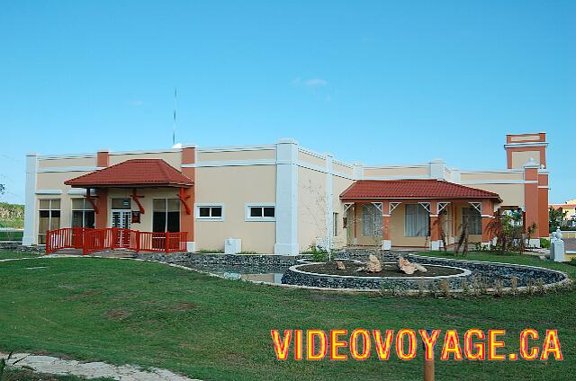 Cuba Varadero Memories Varadero Beach Resort Le batiment qui habrite plusieurs restaurant à la carte situé entre le Lobby et la plage.