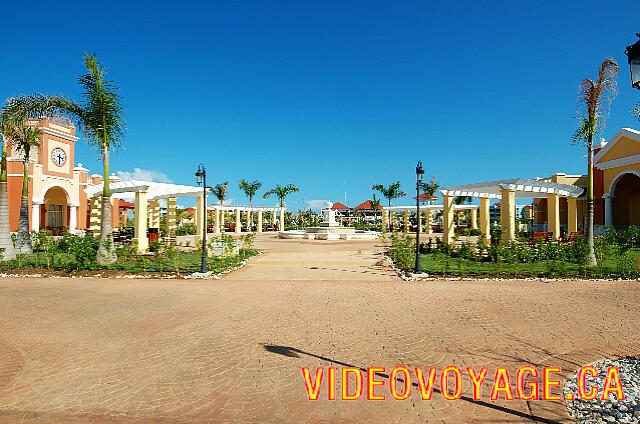 Cuba Varadero Memories Varadero Beach Resort Un rond point avec le batiment des restaurants à la carte à gauche, le théâtre à droite et la piscine au centre.