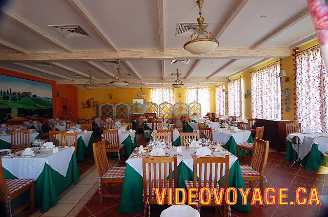 Cuba Varadero Memories Varadero Beach Resort Several tables for 6 and 4 people, little table for couples.