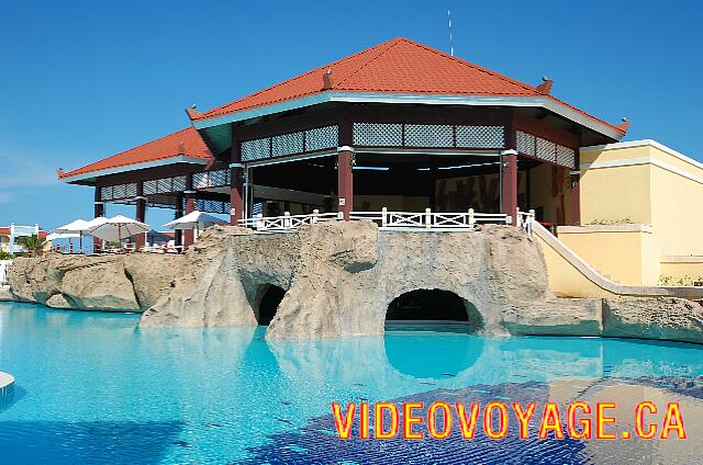 Cuba Varadero Memories Varadero Beach Resort In the pool bar while the waterfalls in front of the caves are stopped. At the top level, the snack bar.