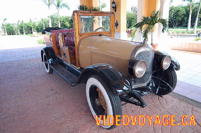 Cuba Varadero Memories Varadero Beach Resort En la entrada del hotel, un viejo coche que se puede alquilar!