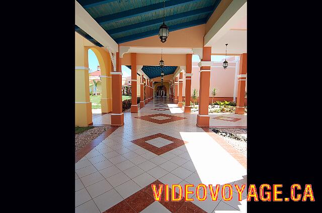 Cuba Varadero Memories Varadero Beach Resort Un largo pasillo entre el vestíbulo y el restaurante buffet. Al final del pasillo, sala de internet cerca del vestíbulo, a la izquierda de la entrada al restaurante gourmet no incluido.