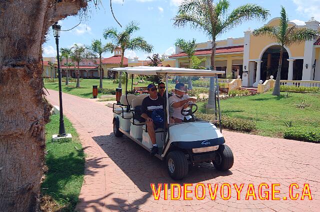 Cuba Varadero Memories Varadero Beach Resort El sitio es muy grande, plusiuers carros navegan entre el vestíbulo y la playa.