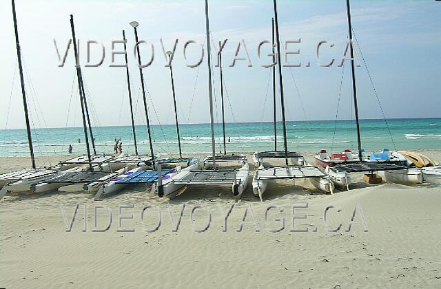 Cuba Varadero Sol Sirenas Coral
 En 2005, les équipements de sports non motorisés sur la plage: Kayak, voilier, catamaran, planche à voile,...