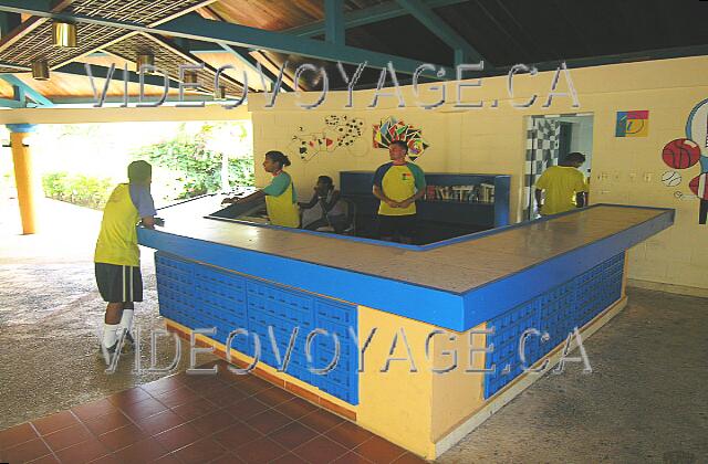 Cuba Varadero Sol Sirenas Coral
 Une salle de jeux, le comptoir pour les équipements et les serviettes de plage.