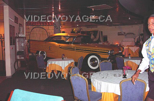 Cuba Varadero Sol Sirenas Coral
 Dans le Havana Café, la vieille voiture américaine. Elle est utilisé lors du spectacle.