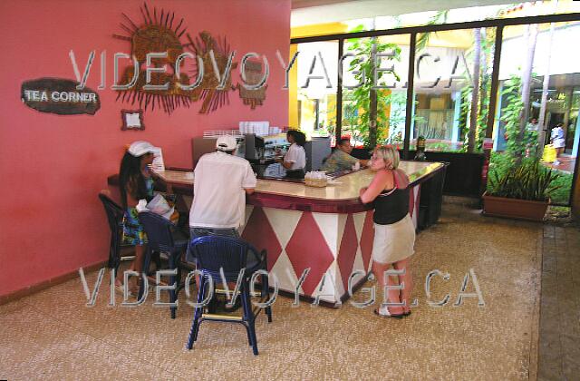 Cuba Varadero Sol Sirenas Coral
 Dans le Lobby, le Tea Corner offre des cafés et thé pour tout les goûts.  La nuit, des sandwich y sont disponible.