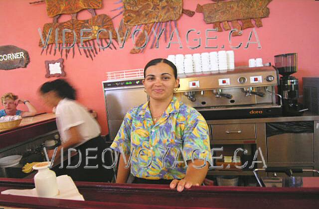 Cuba Varadero Sol Sirenas Coral
 Une employée qui travail a ce café depuis de nombreuses années qui forme une nouvelle employée.
