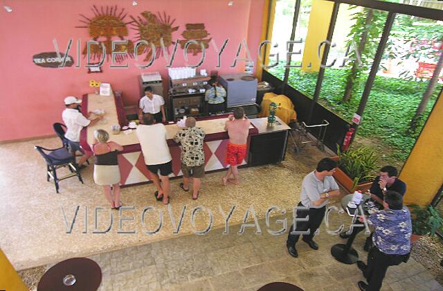Cuba Varadero Sol Sirenas Coral
 Un petit comptoir, des petites tables sans chaises, rien de spécial, mais toujours beaucoup de monde!