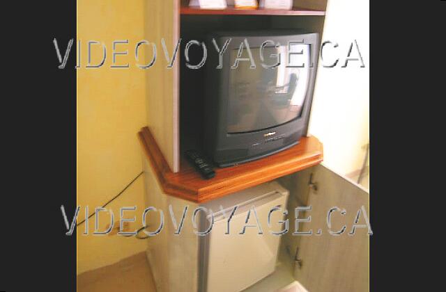 Cuba Varadero Sol Sirenas Coral
 Un meuble avec le téléviseur et le réfrigérateur.